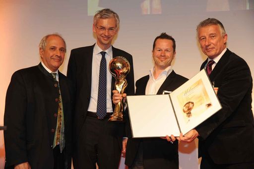  Im Bild von li nach re: Energy Globe Gründer, Ing.
Wolfgang Neumann; Laudator, Wirtschaftslandesrat OÖ, Mag. Michael
Strugl; Energy Globe Austria Award 2013 Sieger, Firma Solar Fidelity
in Wien, Pressesprecher Bernhard Lehner; Laudator, Präsident des
Österreichischen Gemeindebundes, Bgm Helmut Mödlhammer