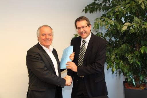  Unterzeichnung der Kooperationsvereinbarung
zwischen Dr. Manfred Kohl, Kohl & Partner Tourismusberatung GesmbH
(links), und FH-Prof. Dr. Dietmar Brodel, Rektor der Fachhochschule
Kärnten und Leiter des Studienbereichs Wirtschaft & Management.