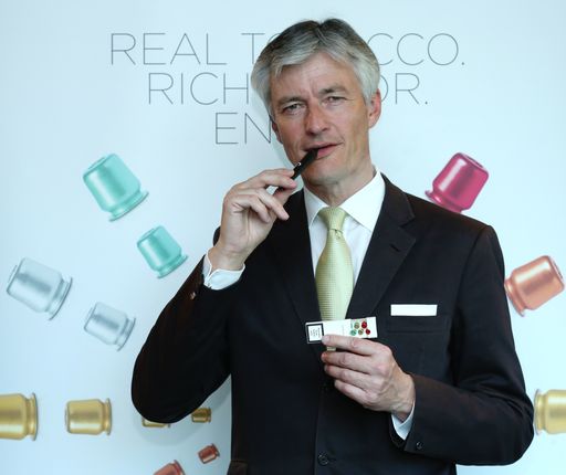 General Manager Hagen von Wedel mit dem neuen Ploom Gerät und
Ploom Tabak Pods