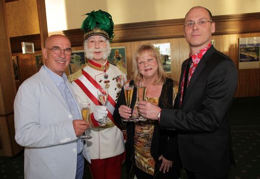  http://www.apa-fotoservice.at/galerie/4014/ Das
Parkhotel Pörtschach feierte 50. Geburtstag: (v.l.n.r.:
Filmregisseur Otto Retzer, Kaiser Franz Joseph (sein Besuch in
Pörtschach war Startschuss für den Wörthersee-Tourismus), Sängerin
Marianne Mendt, Hoteldirektor Roland Heitzeneder.