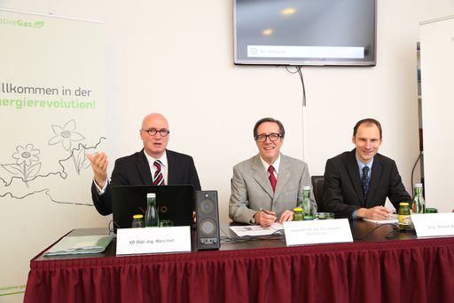 VD Dipl.-Ing. Marc Hall, Obmann des Fachverbandes
der Gas- und Wärmeversorgungsunternehmungen (FGW), KommR VD Ing. Dr.
Johann Grünberger, Präsident der Österreichischen Vereinigung für
das Gas- und Wasserfach und Mag. Michael Mock, Geschäftsführer des
Fachverbandes der Gas- und Wärmeversorgungsunternehmungen und der
ÖVGW bei der heutigen Pressekonferenz zum Thema "Österreichische
Gaswirtschaft bricht in die Zukunft auf".
