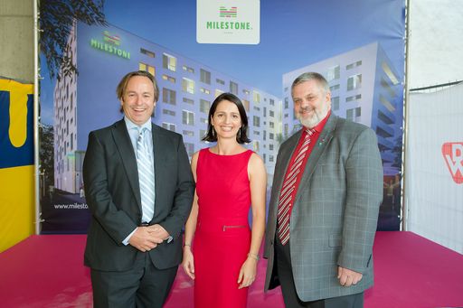  Im Bild v.l.n.r.: Mag. Michael Griesmayr, Bauherr;
Mag. Sabine Ullrich, Geschäftsführung IC Projektentwicklung GmbH und
Milestone GmbH; Karlheinz Hora, Bezirksvorsteher 2. Bezirk
