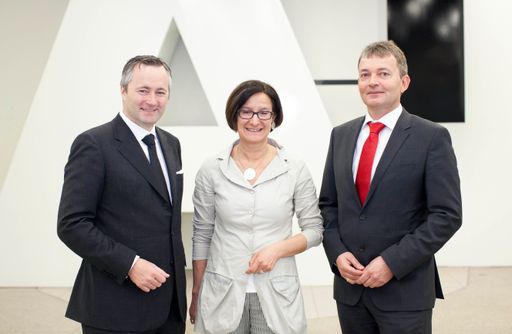 http://www.apa-fotoservice.at/galerie/4092 Im Bild
v.l.n.r.: A1 Generaldirektor Hannes Ametsreiter, Innenministerin
Johanna Mikl-Leitner und A1 Technikvorstand Marcus Grausam