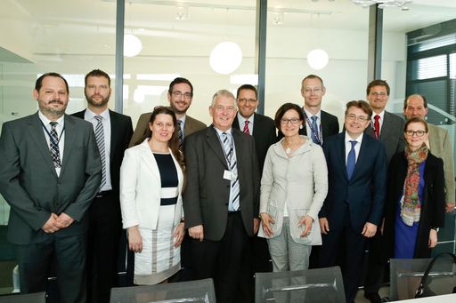 Vorschau Bild von vorne Mitte v.l.n.r. Mag. Alexandra Lugert, ÖAAB
Wien, Landesobfrau-Stv., Kammerrätin / DI Dr. Alfred Veider, CEO
Thales Austria / Innenministerin Mag. Johanna Mikl-Leitner / Ing.
Mag. Hannes Boyer, Director Marketing & Sales Thales Austria
