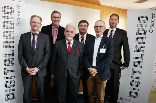 http://www.apa-fotoservice.at/galerie/4088 "Für die Realisierung
von Digitalradio in Österreich wird ein Schulterschluss der
öffentlich-rechtlichen und privaten Radioanbieter nötig sein!",
erklärt Gernot Fischer, Geschäftsführer des Vereins Digitalradio
Österreich im Rahmen der ersten hochkarätigen Fachtagung zu
Digitalradio in Wien am 25. April 2013.