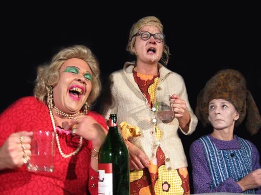 v. l. n. r.: Dietmar Nigsch (Grete), Maria
Hofstätter (Mariedl) und Martina Spitzer (Erna).