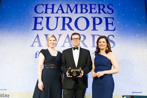  Partner Clemens Philipp Schindler empfängt den
Award