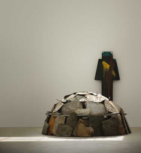 Collage aus Mario Merz, Igloo di pietra, 1991,
Collezione Merz, Torino, Foto: Paolo Pellion und Arnulf Rainer,
Abendkreuz, 1988/89