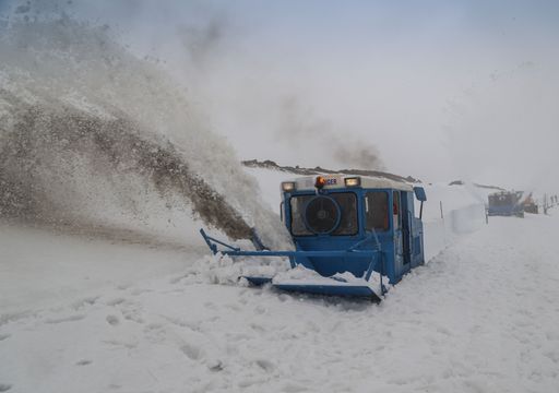 Heute schafften die 60 Jahre alten Schneefräsen,
die sowohl von Kärntner als auch von Salzburger Seite die
Schneeräumung in Angriff nahmen, den Durchbruch am Hochtor. Ab 1.
Mai ist die Straße wieder für den Verkehr frei.
