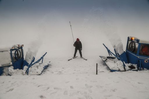 Vorschau Bild von Heute schafften die 60 Jahre alten Schneefräsen,
die sowohl von Kärntner als auch von Salzburger Seite die
Schneeräumung in Angriff nahmen, den Durchbruch am Hochtor. Ab 1.
Mai ist die Straße wieder für den Verkehr frei. Im Bild die letzten
Meter vor dem Zusammentreffen.