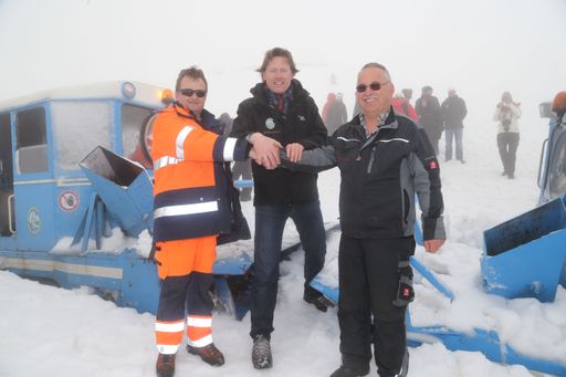 Vorschau Bild von Im Bild Grohag Generaldirektor Dr. Johannes Hörl
(mitte) mit den beiden Schneefräsenfahrern Josef Lechner (rechts)
aus Salzburg und Johann Kramser (Kärnten)