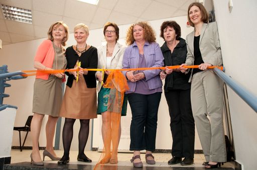 v.l.n.r.: Geschäftsführerin abz*austria Manuela
Vollmann, Stadträtin für Integration, Frauenfragen,
Konsumentenschutz und Personal Sandra Frauenberger,
Landesgeschäftsführerin AMS Wien Petra Draxl, Die Grünen Wien Monika
Vana, AMS Österreich Leiterin Abteilung Arbeitsmarktpolitik für
Frauen und Gender Mainstreaming Hilde Stockhammer, Geschäftsführerin
abz*austria Daniela Schallert.