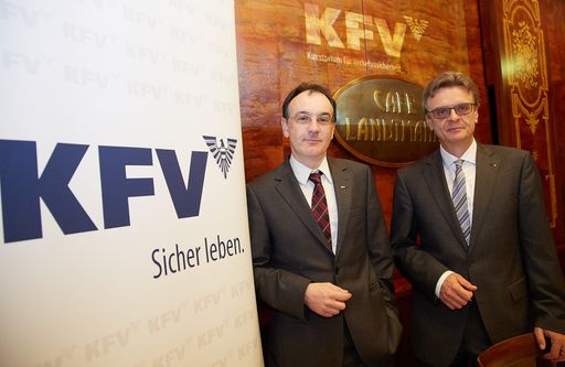 Vorschau Bild von http://www.apa-fotoservice.at/galerie/4079 v.l.n.r.
Dr. Armin Kaltenegger, KFV (Kuratorium für Verkehrssicherheit)
Bereichsleiter Normen & Recht und Dr. Arthur Eisenbeiss, Sprecher
der österreichischen Brandverhütungsstellen und Geschäftsführer der
Brandverhütungsstelle OÖ