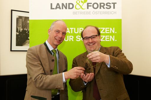 http://www.apa-fotoservice.at/galerie/4099
Politische Entscheidungsträger haben Eigentum abzusichern, den Wert
der Familie und stabile Rahmenbedingungen zu erhalten, um weiterhin
eine nachhaltige und wettbewerbsfähige Landwirtschaft in Österreich
zu garantieren.
