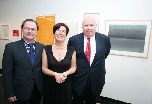  http://www.apa-fotoservice.at/galerie/4096/ Im Bild
v.l.n.r.: Oberst Franz Bigl, Maria Winterleitner und DDr.Michael
Antolini (Schirmher der Auktion)