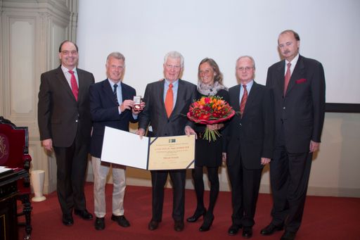  v.l.n.r.: Univ.-Prof. Dr. Franz Kainberger,
Univ.-Prof. Dr. Josef Schwarzmeier, Univ.-Prof. Dr. Sepp Leodolter,
Dr. Christin Steiner, Univ.-Prof. Dr. Heinz Kölbl, GD Dr. Wilhelm
Marhold