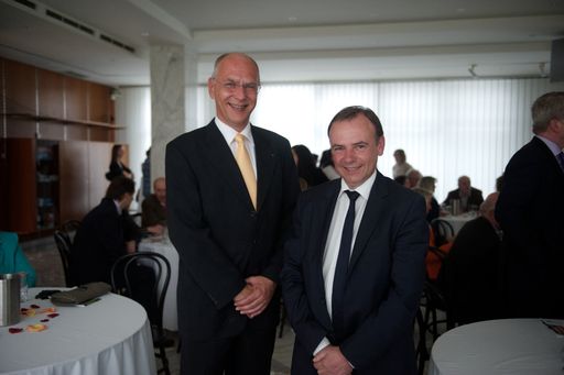 v.l.n.r.: Mag. Martin Peithner, MBA
(Geschäftsführer Dr. Peithner KG & Austroplant-Arzneimttel GmbH),
Gerald Bischof (Bezirksvorsteher Wien 23)