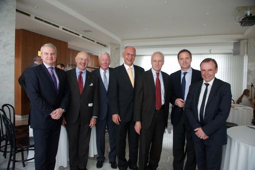 Vorschau Bild von v.l.n.r.: Dr. Jan Oliver Huber (Generalsektretär,
PHARMIG), Dr. Johann Kwizda (Obmann des Ausschusses Handel mit
Arzneimittel, WKO), Dr. Gerhard Peithner, Mag. Martin Peithner, MBA
(Geschäftsführer Dr. Peithner KG & Austroplant-Arzneimttel GmbH),
Dr. Dirk Reischig (Geschäftsführer Dr. Willmar Schwabe GmbH), Dr.
Robin Rumler (Präsident, PHARMIG), Gerald Bischof (Bezirksvorsteher
Wien 23).