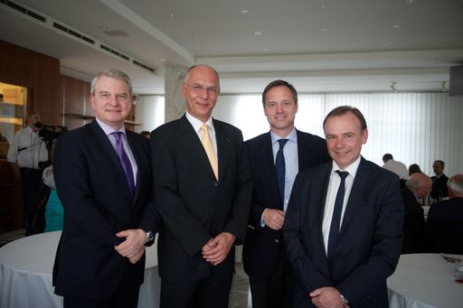 Vorschau Bild von v.l.n.r.: Dr. Jan Oliver Huber (Generalsektretär,
PHARMIG), Mag. Martin Peithner, MBA (Geschäftsführer Dr. Peithner KG
& Austroplant-Arzneimttel GmbH), Dr. Robin Rumler (Präsident,
PHARMIG), Gerald Bischof (Bezirksvorsteher Wien 23)