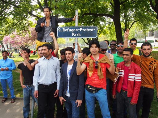 Symbolische Umbenennung des Sigmund-Freud-Park in "Refugee
Protest Park"