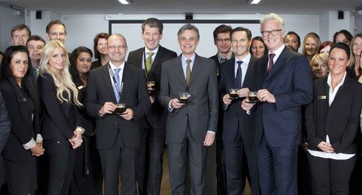 Im Bild: Daniel Schneider (Regional Commercial
Manager), Marco Zancolo (Regional Business Head), Jean-Marc Duvoisin
(CEO Nestlé Nespresso), Dominik Ferens (Int'l HR Business Partner),
Dietmar Keuschnig (Geschäftsführer Nespresso Österreich), Christophe
Cornu (CCO Nestlé Nespresso)