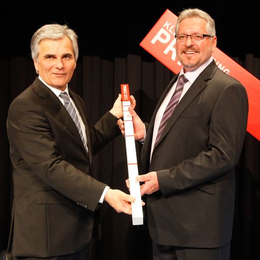  Bundeskanzler Werner Faymann übergibt den Primus in
der Kategorie "Mut" an Johann Rebernig. Der wechselte nach 25 Jahren
als Beamter an die Spitze eines Unternehmens mit 150 Beschäftigten.