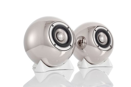 Vorschau Bild von Die Kugelform bietet ein akustisch optimales
Lautsprechergehäuse, durch Vermeidung von parellelen Wänden, Ecken
und Kanten. Breitbandlautsprecher mit hervorragender Klangabbildung
machen den mo-speaker zur verzerrungsfreien Punktschallquelle.
Porzellan statt Plastik, das Gehäuse besteht aus 5mm Hartporzellan.
Es ist praktisch schwingungsfrei, kratz- und temperatur
unempfindlich.