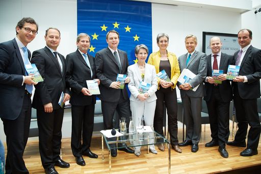 http://www.apa-fotoservice.at/galerie/4104 v.l.n.r.
Richard Kühnel (Vertreter der Europäischen Kommission in
Österreich), Andreas Schieder (Staatssekretär, BMF), Johannes Hahn
(EU-Kommissar für Regionalpolitik), Meinrad Knapp (ATV, Moderator),
Barbara Prammer (Präsidentin des österreichischen Nationalrats),
Ulrike Lunacek (Europaabgeordnete), Reinhold Lopatka
(Staatssekretär, BMeiA), Paul Schmidt (GF Gesellschaft für
Europapolitik) und Georg Pfeifer (Leiter des Informationsbüros des
Europäischen Parlaments)