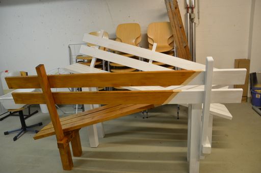 Vorschau Bild von Schräg geratene Bänke laden zum Ausprobieren ein