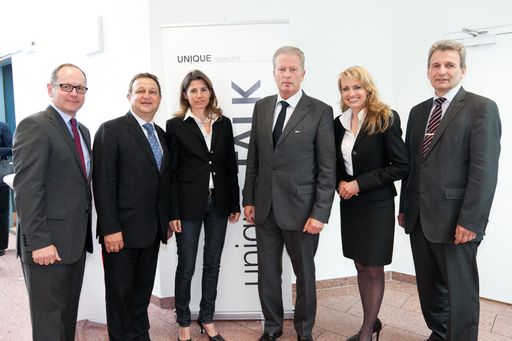 http://www.apa-fotoservice.at/galerie/4095/ Im Bild 
v.l.n.r.: Gerald Groß (Moderator), Josef Kalina (Geschäftsführer 
Unique Relations), Karin Exner-Wöhrer (CFO Salzburger Aluminiumgruppe)
, Reinhold Mitterlehner (Bundesminister für Wirtschaft, Familie und 
Jugend), Alexandra Izdebska (Geschäftsführerin DiTech), Erich Foglar (
Präsident des Österreichischen Gewerkschaftsbundes)