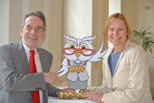  Christian Mutschlechner und Dr. Petra Stolba bei
der Präsentation von mira 2012.