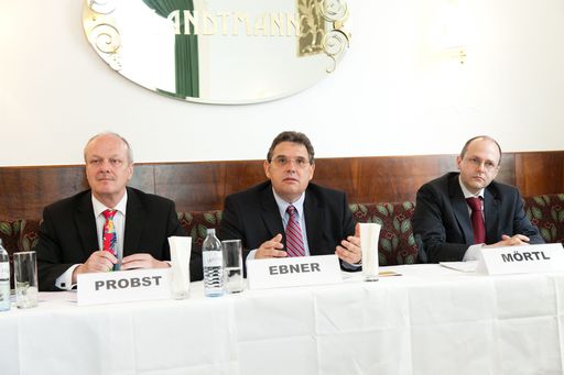 http://www.apa-fotoservice.at/galerie/4115/ Im Bild
v.l.n.r.: Dr. Josef Probst (Generaldirektor des Hauptverbands der
österreichischen Sozialversicherungsträger), OA Dr. Christian Ebner
(Leiter der Arbeitsgruppe Herzinsuffizienz der ÖKG, Krankenhaus der
Elisabethinen Linz), OA Univ. Doz. Dr. Deddo Mörtl
(Landeskrankenhaus St. Pölten; Arbeitsgruppe Herzinsuffizienz der
ÖKG)