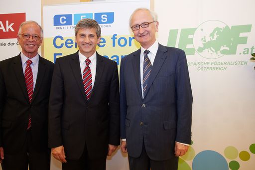http://www.apa-fotoservice.at/galerie/4127 Im Bild
v.l.n.r. Werner Fasslabend (Präsident der Politischen Akademie der
ÖVP), Michael Spindelegger (Vizekanzler und Außenminister) und
Werner Neudeck (Professor an der Diplomatischen Akademie Wien)