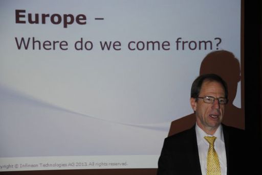 Reinhard Ploss, Vorstandsvorsitzender der Infineon
Technologies AG, beleuchtete in seiner Keynote längerfristige
industrielle Perspektiven, vor dem Hintergrund der gegenwärtigen
europäischen Debatte zur Reindustrialisierung.