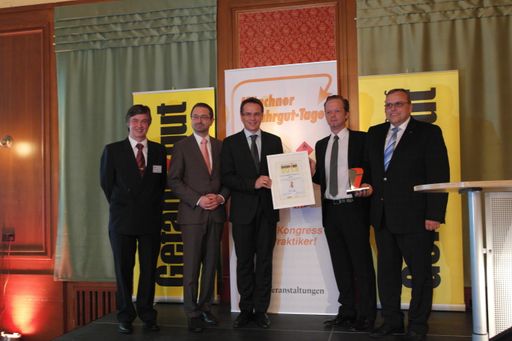 v.l.n.r.: Rudolf Gebhardt vom Verlag Heinrich Vogel
(Springer Fachmedien), Ralf Resch (ADAC), ASFINAG-Geschäftsführer
Rainer Kienreich, Andreas Tarnoki und Helmut Maier (Geschäftsführer
Firma Sick)