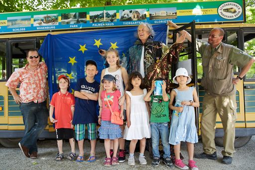  http://www.apa-fotoservice.at/galerie/4135 Erich
Schleyer mit Kindern beim Start der "Reise durch Europa"