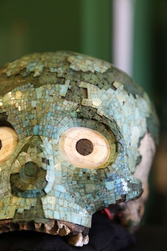 Schädel mit Mosaikbesatz aus Türkissteinen. Mexiko,
evtl. Oaxaca, Puebla, Guerrero evtl. Mixteken, vor 1500 n. Chr.
Weltweit gibt es nur wenige dieser besonders aufwendig verzierten
Schädel aus Zentralmexiko. Dieser Schädel war bisher nahezu
unbekannt. Er ähnelt stark dem bekannten Schädel mit Mosaikbesatz
aus dem Grab 7 in Monte Alban, Oaxaca, Mexiko.