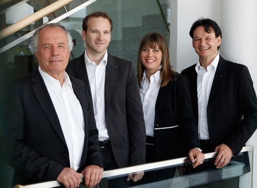 (v.li.:) Manfred Kohl überträgt die operative
Geschäftsführung an langjährige Wegbegleiter: Gernot Memmer, Claudia
Kohl, Erich Liegl.