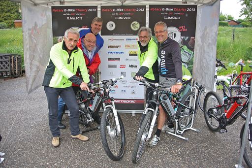  http://www.apa-fotoservice.at/galerie/4130/ Im Bild
v.l.n.r.: Ewald Stieger (Biketronic), Wolfgang Böck (Schauspieler),
Sigi Klimpel (Präsident elect), Adi Hirschal (Schauspieler), Gerhard
Zadrobilek (Radlegende)