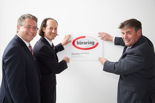  http://www.apa-fotoservice.at/galerie/4114 Im Bild
v.l.n.r.: Robert Weber, Vizebürgermeister Marktgemeinde
Guntramsdorf; Alexander Praschek, Geschäftsführer Büroring; Anton R.
Kern, Prokurist Büroring, machen die neue Unternehmenszentrale des
Personaldienstleisters Büroring in Guntramsdorf (Bez. Mödling, Nö.)
startklar.