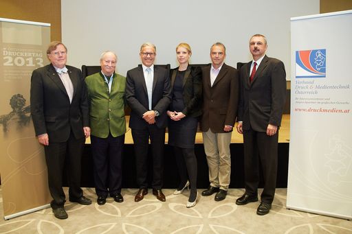  http://www.apa-fotoservice.at/galerie/4138 Im Bild
v.l.n.r.: Hellmuth Frey (Emil Frey GmbH), Präsident Rudolf A.
Cuturi, Peter Sommer (Elanders GmbH), Nina Wiemer (KMS Blackspace),
Vizepräsident Dieter Simon und Werner Neudorfer, Geschäftsführer