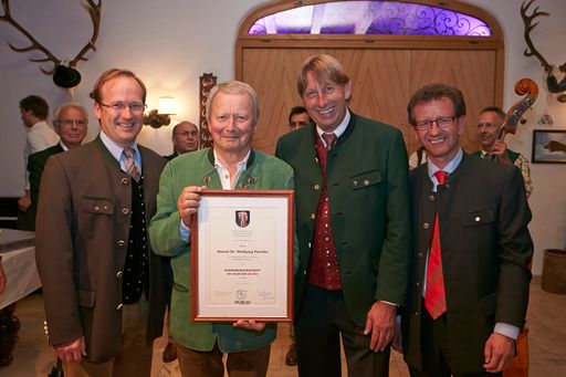 Bildunterschrift (v.l.n.r.): Werner Hörl
(Gemeindevertreter), Konsul Dr. Wolfgang Porsche, Bürgermeister
Hermann Kaufmann und Vizebürgermeister Andreas Wimmreuter bei der
feierlichen Überreichung der Ehrenbürgerschaft für Zell am
See/Österreich.