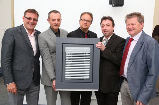 http://www.apa-fotoservice.at/galerie/4100 Im Bild
v.l.n.r.: Ernst Speiser (Geschäftsführer Firma
Entholzer/Oberösterreich), Ing. Alois Kollmann (Firma
Opitz/Kärnten), Ing. Roland Posch (Geschäftsführer Firma
Rupo/Steiermark, Niederösterreich), Gerhard Rudolf (Geschäftsführer
Firma Rupo/Steiermark, Niederösterreich), Rudolf Pfisterer
(Geschäftsführer Firma Pfisterer/Salzburg; Sprecher AluFusion)