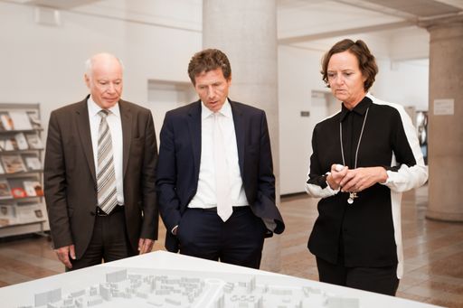 Univ.-Prof. Dipl.-Ing. Dr. Sabine Pollak
(Vizerektorin für Internationales & Genderfragen / Leitung
Architektur | Urbanistik) erläutert Minister Töchterle und Rektor
Kannonier ein Architekturmodell