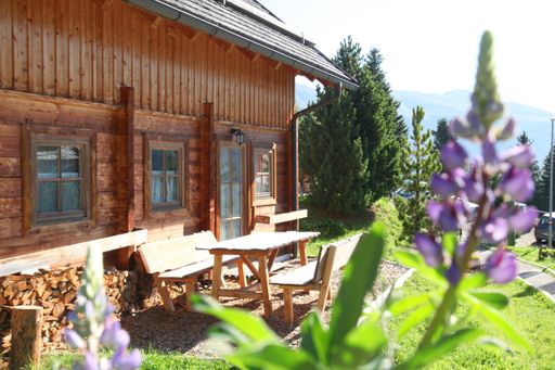 Vorschau Bild von Auf 1.800m Höhe gibt es im Juni 2013 im
Almhüttendorf Turracher Höhe den ersten Yoga-Einsteigerworkshop, dem
im August dann eine ganze Woche mit dem Motto Yoga & Wandern folgt.