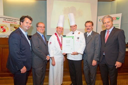 V.l.n.r.: Dipl.-Päd. Werner Sedlacek (Direktor
Gastgewerbefachschule Wien), KommR Wilhelm Turecek
(Fachgruppenobmann Gastronomie Wien), Dipl.-Päd. Christian Tötzl
(Lehrgangsleiter Küchenmeisterausbildung), Bernhard Frais
(Diplomierter Küchenmeister), KommR Ing. Josef Bitzinger
(Spartenobmann Wiener Tourismus und Freizeitwirtschaft), KommR Dr.
Anton Gerald Ofner (Kurator WIFI Wien)