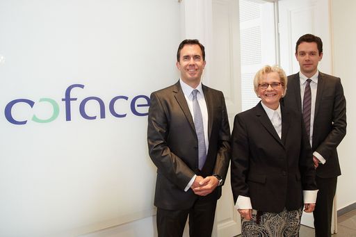 http://www.apa-fotoservice.at/galerie/4116 Im Bild
v.l.n.r. Oliver Krupitza, Country Manager Coface Austria, Gabriele
Düker, Coface Risk Underwriting Director Central Europe und Julien
Marcilly, Head of Country Risk Coface Group