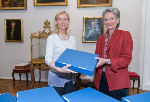 http://www.apa-fotoservice.at/galerie/4132 Im Bild
v.l.n.r.: Dr. Johanna Rachinger, Generaldirektorin Österreichische
Nationalbibliothek; Dr. Claudia Schmied, Bundesministerin für
Unterricht, Kunst und Kultur.