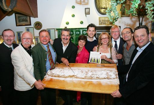 http://www.apa-fotoservice.at/galerie/4145
v.l.n.r.: Dr. Franz Prucher (Sicherheitsdirektor NÖ), Walter Holub
(Landtagsabgeordneter i.R.), Peter Wolff (Winzer), Siggi Kröpfl
(Spitzenkoch), Birgit Braunstein (Winzerin), Clemens Igler (Winzer),
Isa Svec (Autorin/Dipl. Sommeliere), Karl Steininger (Winzer),
Christian Kolonovits (Musiker) und Hubert Krenn (Verleger)