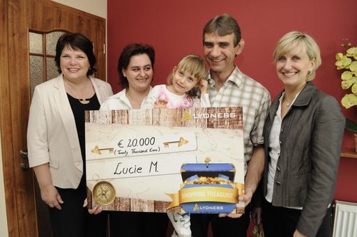  Glückliche Gewinnerin: Lucie M. (Mitte) aus
Svatoborice, Tschechische Republik, nimmt als Hauptgewinnerin der
März-Ziehung der Lyoness "Shoppingschatz"-Kampagne den Scheck über
20.000 Euro von Veronika Kubecova (links) und Andrea Trojanova
(rechts) im Kreise ihrer Familie entgegen.